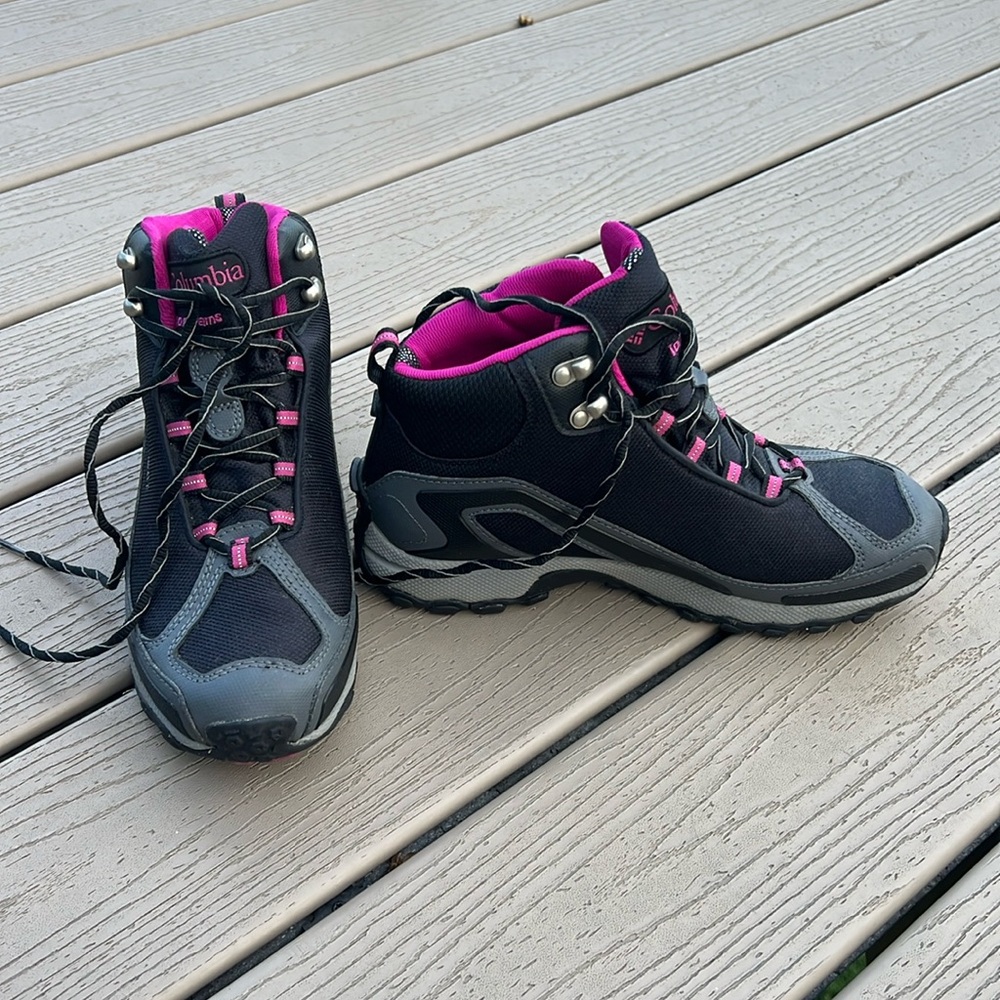 Women’s Columbia Omni-heat waterproof hiking boots, size 8